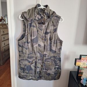 YMI Camouflage Sleeveless Jacket Vest Snaps And Zips With Removable Hood